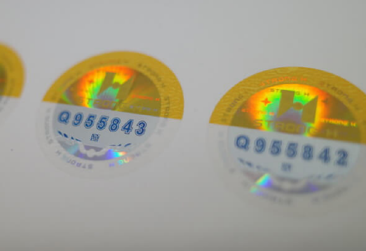 定制防偽標(biāo)簽如何保障產(chǎn)品真?zhèn)?？防偽?biāo)簽怎樣融入品牌設(shè)計(jì)？